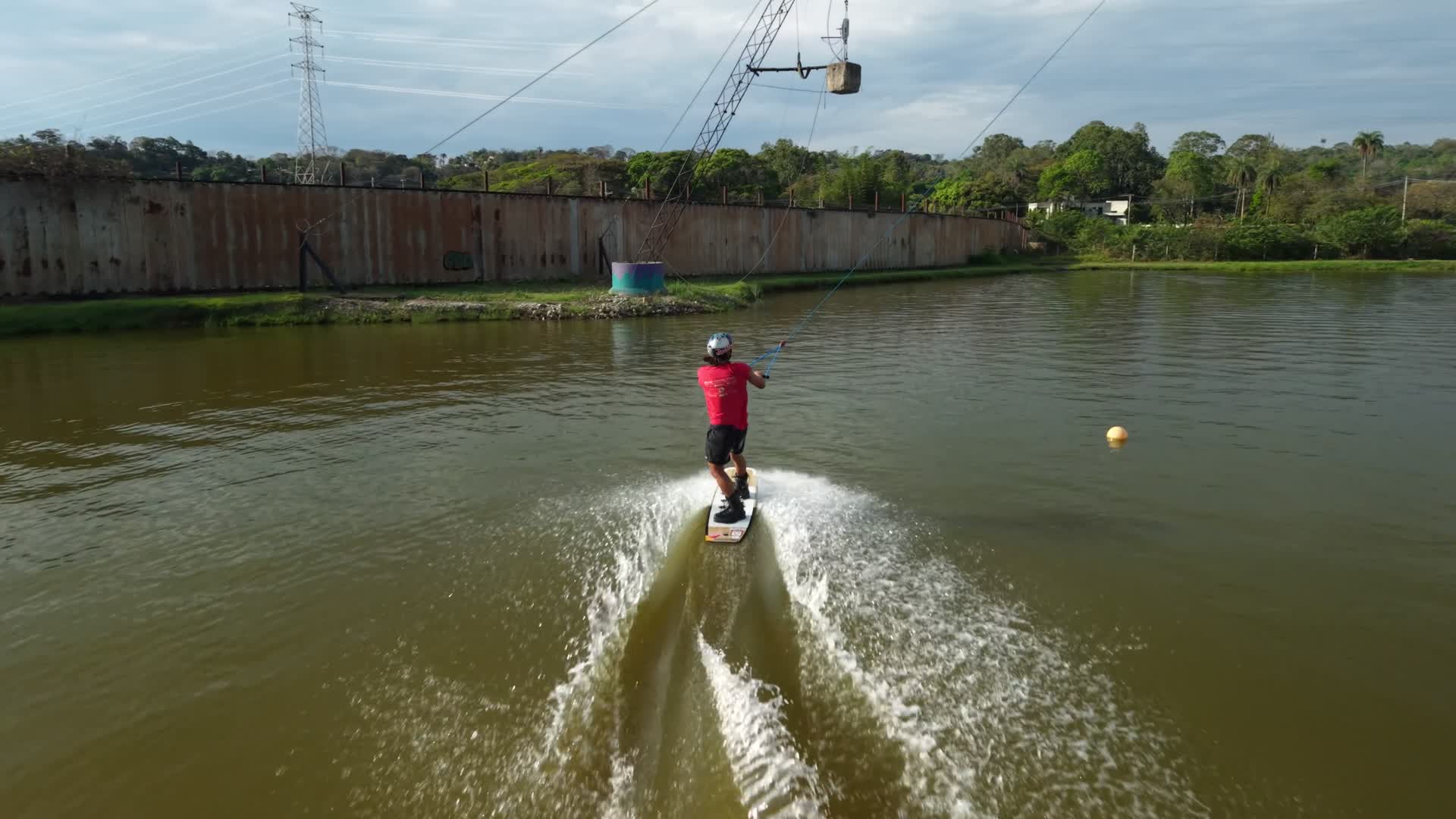 Atleta de wakeboard em uma volta de cable
